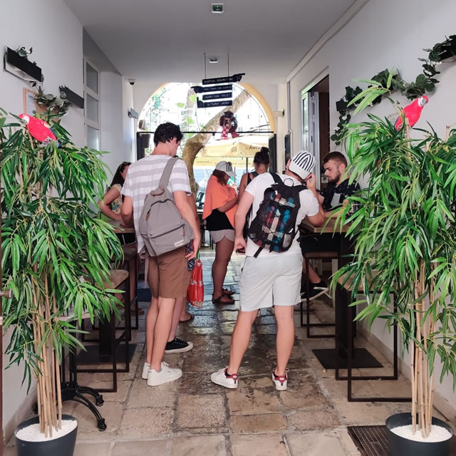 ulaz u Downtown Boutique Hostel