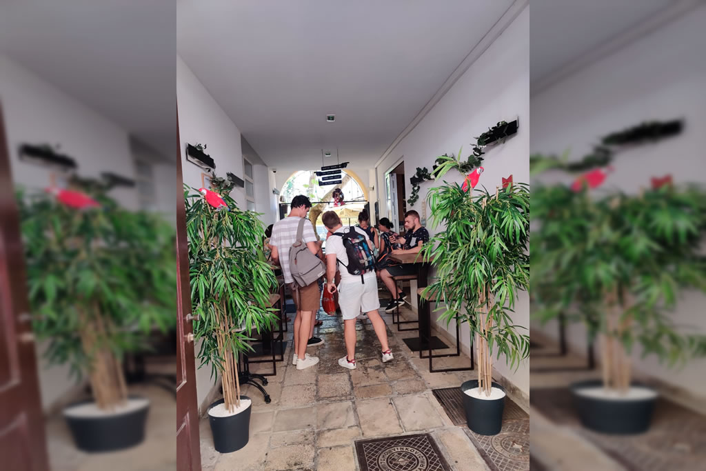 Ulaz u Downtown Boutique Hostel